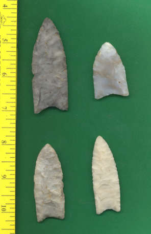 4 Clovis-Spitzen, hergestellt mit der
                        Abschlagtechnik