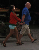 Pattaya, ein Nazi-Skinhead mit einer
                        thail�ndischen Freundin in der N�he der
                        Buakao-Strasse