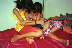 Kambodscha, 2 M�dchen in einem
              Bordell