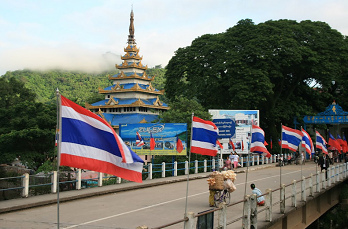 Grenzbr�cke bei Mae Sai zwischen
              Burma und Thailand