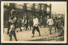 Shanghai 1927: Erster kommunistischer
                          Aufstand: Eine Frau wird zur Exekution
                          gef�hrt