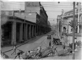 Shanghai 1932: Transport von Baumaterial
                          von Hand: Steine, H�lzer