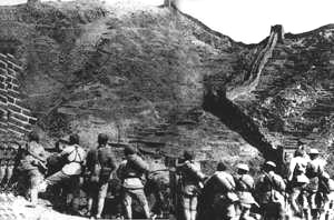Chinas Truppen an einer
                        strategischen Kreuzung der Chinesischen Mauer
                        1933