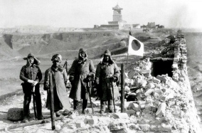 Grosse Mauer 1933: Japans Soldaten
                          posieren mit Fahne