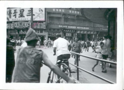 Shanghai 1937: Strassenszene Velos
                          Fussg�nger undd Golden-Garden-Restaurant