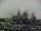 Shanghai 1937: Bombenrauch mit durch die
                          Luft fliegenden Tr�mmern