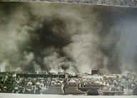 Shanghai 1937: Bombardement und
                          Bombenrauch �ber ein ganzes Quartier