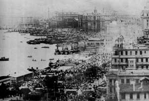 Shanghai
                        1937: Fl�chtlinge bei der Promenade
                        "Bund"