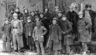 KPCh: Waisenkindergruppe f�r Theater
                            und Patriotenlieder