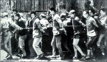 Haikou auf Hainan April 1941: Gefangenenzug mit
                unschuldigen jungen Chinesen