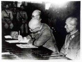 Ando Rikichi unterschreibt Japans
                              Kapitulation auf Taiwan am 25.10.1945