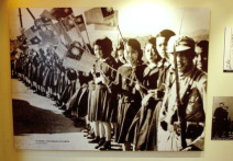 Taiwan-Studenten empfangen am Hafen
                            Keelung KMT-Soldaten, Oktober 1945