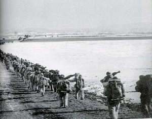 Volksfreiwillige aus Peking-China
                            �berqueren die Grenze zu Korea, 25.10.1950