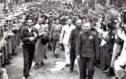 Empfang der Tibet-Delegation in
                                Chongqing mit Ngapoi Ngawang Jigme (ganz
                                links) und Deng Xiaoping (ganz rechts),
                                April 1951, auf dem Weg nach Peking