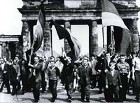 DDR 17.6.1953:
                                Volksaufstand, Demonstration am
                                Brandenburger Tor