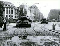 DDR 17.6.1953: Der
                              Volksaufstand wird mit sowjetischen
                              Panzern beantwortet...