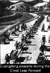 Sprung nach vorn: Bauern mit Schubkarren,
                          Provinz Guangdong 1958-1961