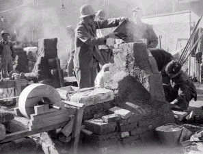 Sprung nach vorn: Schmelzofen im
                      Shin-Chao-Hotel in Peking, Oktober 1958