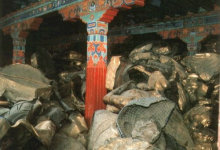 Tibetaufstand 1959: Statuenreste der
                          Sommerresidenz des Dalai Lama in Norbulingka