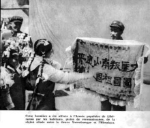 Tibet 1959: Von Tibetern der
                        Volksbefreiungsarmee �bergebene Fahne