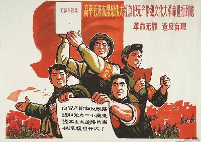Plakat
                          der Kulturrevolution 1966ca.: "Haltet
                          hoch die grosse rote Fahne von Mao Zedong!
                          Denke daran, die Grosse Proletarische
                          Kulturrevolution zu Ende zu f�hren! Revolution
                          ist kein Verbrechen, sondern Rebellion ist
                          gerechtfertigt!"