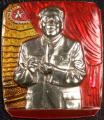 Maos Personenkult: Ansteckknopf:
                          Staatsm�nnische Haltung