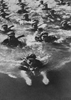 Mao Zedong schwimmt im
                        Yangtse-Fluss, Fr�hling 1966