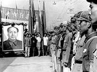 Rote Garden in
                        Peking 1966 mit Mao-Bild davor