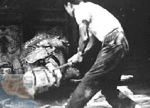 Kulturrevolution
                1966: Kulturzerst�rung im Wahn mit Beil