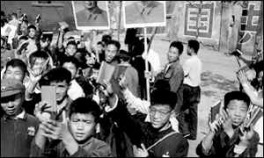 Peking/Beijing: Primarsch�ler zeigen das
                        Rote Buch