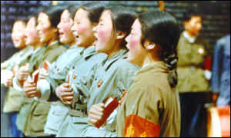 Guangzhou April 1971: Maos Zitate in Liedform,
              gesungen von einem Sch�lerinnenchor