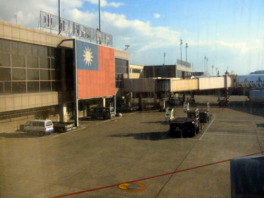 Taiwan: Chiang-Kai-Shek-Flughafen mit
                          Flagge
