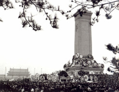 Peking: Demonstrationen am
                          Tiananmen-Platz zu Ehren des verstorbenen Zhou
                          Enlai am Volksheldendenkmal, gegen die
                          "Viererbande", Anfang April 1976