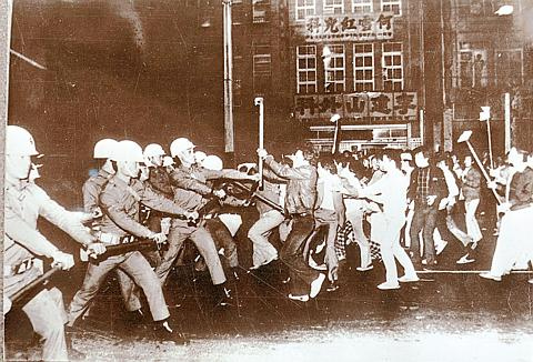 Taiwan: Demonstration am 10.12.1979 in
                        Kaohsiung f�r Menschenrechte, Polizeibarriere