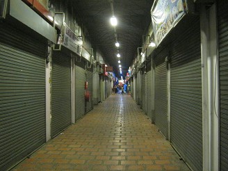 Die Ladenpassage in Phnom Phen am sp�ten Abend, es hat fast alles zu