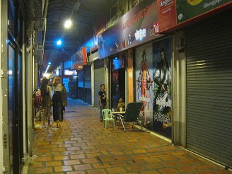 Das Internetcaf� in der Ladenpassage in Phnom Phen am sp�ten Abend 02