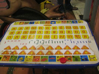 Der Tisch im Gang mit den kambodschanischen Buchstaben (kambodschanisches Alphabet)