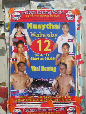 Plakat f�r Thaiboxing in
                    Pattaya 2014 - K�rperverletzung ist in Thailand
                    etwas "Sportliches"