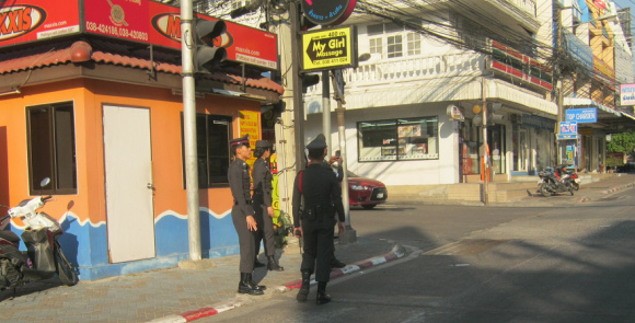 Whisky-Polizei zu viert an
                    einer Kreuzung in Pattaya in Thailand 2014 - sie
                    sind nett und l�cheln gut, aber alle k�nnen sie KEIN
                    Englisch - weil das Geld f�r Kurse f�r Bier und
                    Whisky draufgeht...