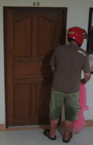 Dieser
                            Whisky-Schweizer-Spion im Hotel Maple
                            Mansion liess immer seinen roten Helm auf,
                            um nicht erkannt zu werden, 30. September
                            2013, Nahaufnahme