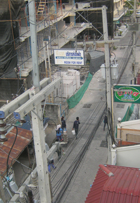 Die Baustelle
                                    des Nachbarhotels mit den vielen
                                    Whisky-Thais, 9. April 2013