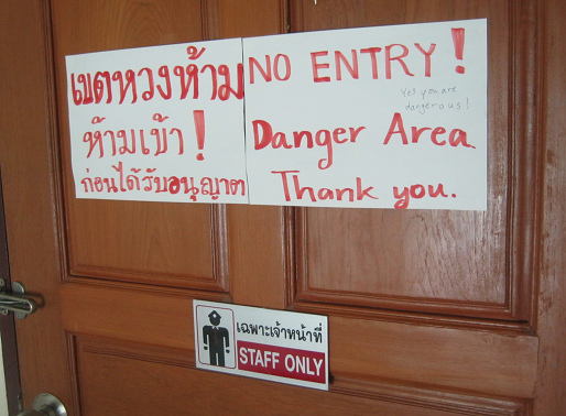 Zugang zur
                                Terrasse verboten,
                                "Gefahrenzone", 11. September
                                2013