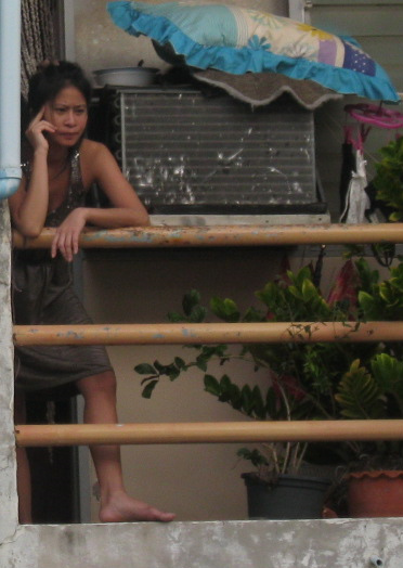 Whisky-Thai-Spionin, wahrscheinlich
                              vom Whisky-Thai-Radio, im Nachbarhotel
                              Michael Inn, telefoniert auf dem Balkon
                              und labert dabei stundenlang nur �ber den
                              Historiker im Nachbarhotel, 25.9.2013,
                              Nahaufnahme 2