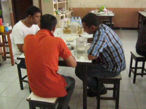 Eine Gruppe Whisky-Thais im
                            Stammrestaurant des Historikers an der 3d
                            Road, die nur �ber den Historiker laberten,
                            12.2.1914 ca.