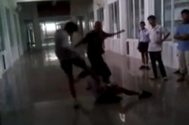 Einweihungsritual als
                Kick-Tasche an thail�ndischen Schulen