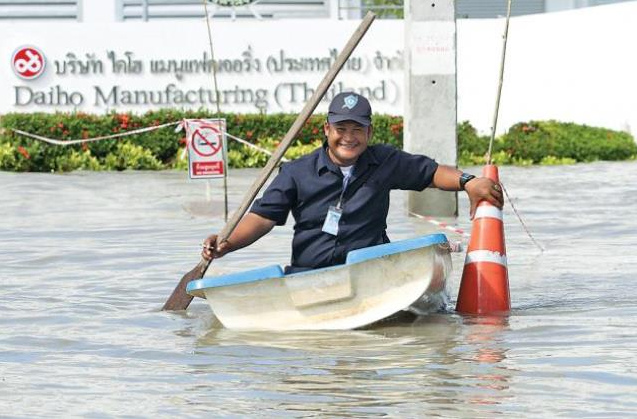 Das Industriegebiet
                "Amata Nakorn" ist von �berschwemmungen
                umgeben