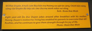 Agent-Orange-Opfer Do Duc Duyen, Text: Der 8 Jahre alte Do Duc Duyen nach dem Frühstück, er macht Witze mit seiner Mutter Huong. Duyens Lebensmut hat es seinen Eltern ermöglicht, ihre Schwierigkeiten zu überwinden, und er er gibt ihnen weiterhin Stärke durch seine Lebenslust. Foto: Doan Duc Minh Agent-Orange-Opfer Do Duc Duyen, Text: Der 8 Jahre alte Do Duc Duyen nach dem Frühstück, er macht Witze mit seiner Mutter Huong. Duyens Lebensmut hat es seinen Eltern ermöglicht, ihre Schwierigkeiten zu überwinden, und er er gibt ihnen weiterhin Stärke durch seine Lebenslust. Foto: Doan Duc Minh