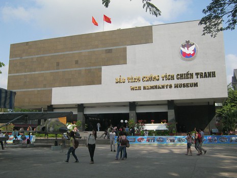 Das Kriegsmuseum von Vietnam in Saigon (Ho Chi Minh City - HCMC), Fassade mit Eingangsbereich mit dem Logo der Friedenstaube, die 3 fallende NATO-Bomben dominiert