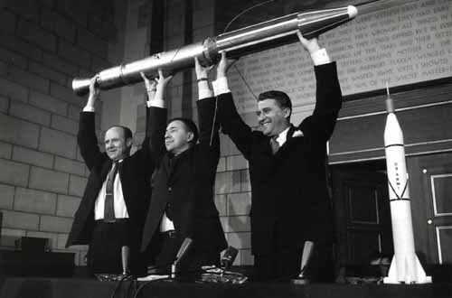 Ph.D. William
                      Pickering, Ph.D. James Van Allen, Ph.D. Wernher
                      von Braun mostrando un modelo del sat�lite
                      Explorer I, 31/01 o 1/2 de 1958