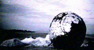 La c�psula de aterrizaje
                            presuntamente de Gagarin en un paisaje verde
                            3, foto mala de astronautix.com.